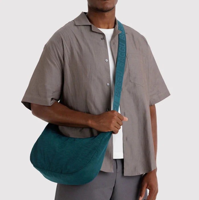 MEDIUM CRESCENT BAG (DEEP SEA) — by Baggu